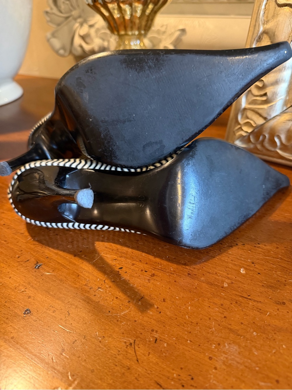 Pointed Black & White Wave Pattern Pumps - Picture 4 of 4